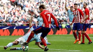 GRAF9741. MADRID, 11/03/2018.- El delantero francés del Atlético de Madrid, Antoine Griezmann, en jugada antes de marcar gol ante el Celta de Vigo, durante el partido de LaLiga correspondiente a la jornada 28, celebrado hoy en el Estadio Wan