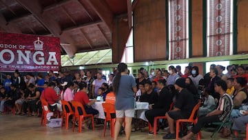 A handout photo taken and released on October 30, 2021 shows people queueing inside Queen Salote Memorial Hall to be vaccinated against Covid-19 coronavirus in Nuku'alofa. (Photo by Eleanor GEE / Matangi Tonga / AFP) / RESTRICTED TO EDITORIAL USE - MANDATORY CREDIT x93 AFP PHOTO / Matangi Tonga / Eleanor GEEx94 - NO MARKETING - NO ADVERTISING CAMPAIGNS - DISTRIBUTED AS A SERVICE TO CLIENTS
