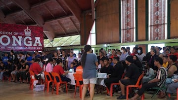 A handout photo taken and released on October 30, 2021 shows people queueing inside Queen Salote Memorial Hall to be vaccinated against Covid-19 coronavirus in Nuku&#039;alofa. (Photo by Eleanor GEE / Matangi Tonga / AFP) / RESTRICTED TO EDITORIAL USE - M