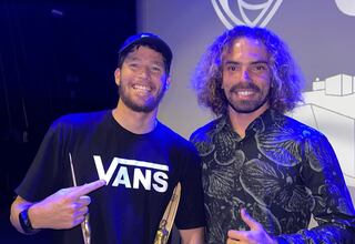 El mejor surfista de olas gigantes busca a alguien que le grabe