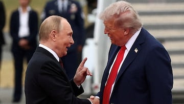 FILE PHOTO: U.S. President Donald Trump shakes hand with Russian President Vladimir Putin, as they meet to negotiate for an end to the war in Ukraine, at Joint Base Elmendorf-Richardson in Anchorage, Alaska, U.S., August 15, 2025. REUTERS/Kevin Lamarque/File Photo