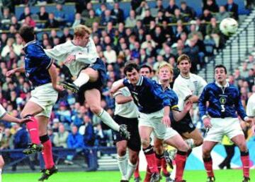 En el primer encuentro Inglaterra parecía haber sentenciado a Escocia (0-2), pero en Londres a punto estuvo de darse el batacazo. Inglaterra se clasificó, pero rozó el ridículo.