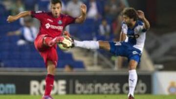 Cañas disputa un balón con Sarabia.
