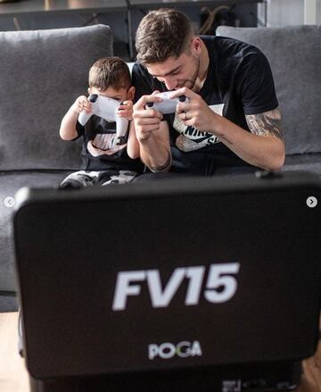 Fede Valverde comparte su afición por los videojuegos con su hijo. 