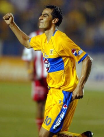 Walter Gaitán fue campeón de la Copa Libertadores 2001 con el cuadro xeneize. En México jugó para Tigres del Apertura 2002 al Apertura 2007 y después estuvo en el Necaxa en los torneos Clausura y Apertura 2008.