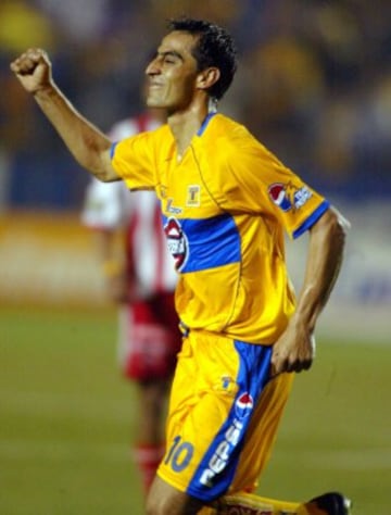 Walter Gaitán fue campeón de la Copa Libertadores 2001 con el cuadro xeneize. En México jugó para Tigres del Apertura 2002 al Apertura 2007 y después estuvo en el Necaxa en los torneos Clausura y Apertura 2008. 