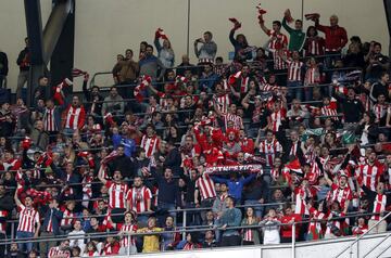 Seguidores del Athletic Club en el estadio Santiago Bernabéu. 