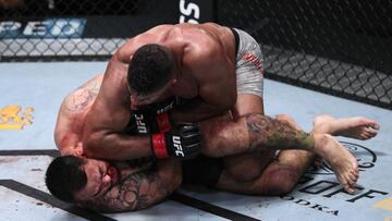Alistair Overeem golpea a Augusto Sakai durante su combate en el UFC Las Vegas 9.