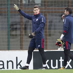 Kepa puede ser baja un mes: fractura en el pie derecho