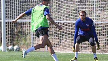 Costa ante Oblak en la sesión del Atlético del día.