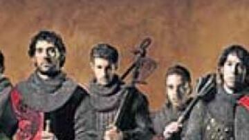 <b>UNA SELECCIÓN EN PIE DE GUERRA. </b>Los guerreros de Pepu Hernández han cambiado el calzón por la cota de mallas para exponer su firme deseo de conquistar el trono.