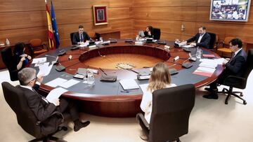 GRAF2990. MADRID, 29/03/2020.-El presidente del gobierno Pedro Sánchez (3i), la ministra de Hacienda y portavoz del Gobierno, María Jesús Montero (3d), El ministro de Transporte José Luis Ábalos (2d), el ministro de Sanidad Salvador Illa (d), la ministra de Trabajo Yolanda Díaz (de espalsas), el ministro del Interior Fernando Grande Marlaska (i), y la ministra de Defensa Margarita Robles (2i),durante el Consejo de Ministros extraordinario, este domingo, en el que ha aprobado la paralización de todas las actividades no esenciales a partir del lunes como una "medida excepcional". EFE/ J. M. Cuadrado POOL