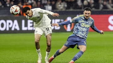 FRANKFURT AM MAIN (Germany), 13/03/2025.- Hugo Ekitike of Eintracht Frankfurt (L) in action against Steven Berghuis of Ajax during the UEFA Europa League Round of 16, 2nd leg soccer match Eintracht Frankfurt against Ajax Amsterdam, in Frankfurt Main, Germany, 13 March 2025. (Alemania) EFE/EPA/RONALD WITTEK