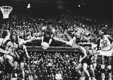 <b>- A?os en la NBA:</b> 1960-1974 <br> <b>- Equipos:</b> Cincinnati Royals y Milwaukee Bucks <b>- Medias de su carrera:</b> 25,7 puntos, 7,5 rebotes, 9,5 asistencias <br> <b>- Mejor temporada:</b> (1961-62) 30,8 puntos, 12,5 rebotes, 11,4 asistencias <br> <b>- Méritos:</b> 1 vez campeón, 1 vez MVP, 12 veces all star, 9 veces en el Mejor Quinteto. <br> <br> Revolucionó la sociedad de Indiana con Crispus Attucks, el equipo de instituto formado íntegramente por jugadores de color que inspiró la película Hoosiers. Después luchó por los derechos de los jugadores y, entre medio, The Big O fue un excepcional base NBA y el único jugador que había promediado un triple-doble hasta la llegada de Russell Westbrook.
