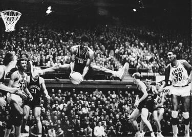 <b>- Años en la NBA:</b> 1960-1974 <br> <b>- Equipos:</b> Cincinnati Royals y Milwaukee Bucks <b>- Medias de su carrera:</b> 25,7 puntos, 7,5 rebotes, 9,5 asistencias <br> <b>- Mejor temporada:</b> (1961-62) 30,8 puntos, 12,5 rebotes, 11,4 asistencias <br> <b>- Méritos:</b> 1 vez campeón, 1 vez MVP, 12 veces all star, 9 veces en el Mejor Quinteto. <br> <br> Revolucionó la sociedad de Indiana con Crispus Attucks, el equipo de instituto formado íntegramente por jugadores de color que inspiró la película Hoosiers. Después luchó por los derechos de los jugadores y, entre medio, The Big O fue un excepcional base NBA y el único jugador que había promediado un triple-doble hasta la llegada de Russell Westbrook.