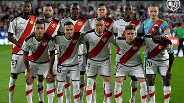 Los jugadores posan al inicio del partido.