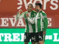 MURCIA, 18/12/2025.- El delantero del Betis Cucho Hernández (i) celebra el gol marcado de penalti con su compañero Chimy Ávila (d), durante el partido de dieciseisavos de final de la Copa del Rey que Real Murcia y Real Betis están disputando este jueves en estadio Enrique Roca. EFE/Marcial Guillén