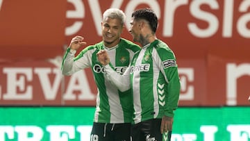 MURCIA, 18/12/2025.- El delantero del Betis Cucho Hernández (i) celebra el gol marcado de penalti con su compañero Chimy Ávila (d), durante el partido de dieciseisavos de final de la Copa del Rey que Real Murcia y Real Betis están disputando este jueves en estadio Enrique Roca. EFE/Marcial Guillén