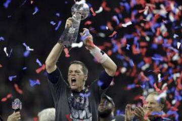 Tom Brady levantando su quinto trofeo Vince Lombardi lo que le coloca como el quarterback con más anillos y empatado con Charlers Haley como el jugador con más títulos de la NFL. Además de ser el jugador con más MVP en la Super Bowl superando a Joe Montana.