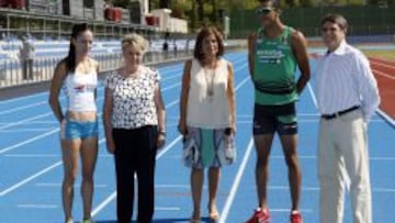 Ana Botella inaugura la nueva pista azul de Moratalaz junto a los atletas.