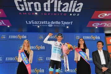 El ciclista bogotano se impuso en el decimonoveno día de carrera entre Treviso y San Martino di Castrozza. Miguel Ángel López descontó tiempo y Carapaz sigue líder.