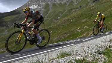 Vingegaard y Pogacar, en el descenso del Galibier.