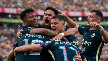 MONTERREY (MÉXICO), 23/04/2022.- Jugadores de Águilas del América festejan una anotación ante Tigres de la UANL hoy, durante un partido correspondiente a la jornada 16 del Torneo Clausura 2022 celebrado en el estadio Universitario de la ciudad de Monterrey (México). EFE/ Miguel Sierra