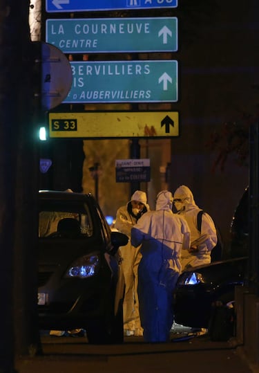 Dos de los terroristas se hicieron explotar con sus chalecos explosivos, mientras que el tercero fue abatido a tiros por la policía, y su chaleco detonó al caer.