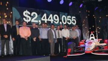 El colombiano reclama el premio de 2.449.055 por ganar la más reciente edición de las 500 millas de Indianápolis