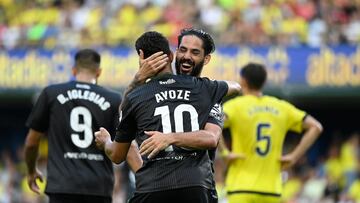 Isco abraza a Ayoze.