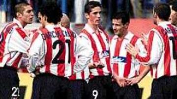 INCRÉDULOS. Diego Alonso, Torres, García Calvo, Aguilera, Carreras, Movilla y Nagore hablan para poner órden ante el dominio del Oviedo.