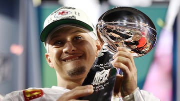 Glendale (United States), 12/02/2023.- Kansas City Chiefs quarterback Patrick Mahomes celebrates with the Vince Lombardi Trophy after defeating the Philadelphia Eagles in Super Bowl LVII between the AFC champion Kansas City Chiefs and the NFC champion Philadelphia Eagles at State Farm Stadium in Glendale, Arizona, 12 February 2023. The annual Super Bowl is the Championship game of the NFL between the AFC Champion and the NFC Champion and has been held every year since January of 1967. (Estados Unidos, Filadelfia) EFE/EPA/CAROLINE BREHMAN