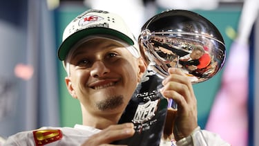 El quarterback Patrick Mahomes celebra con el trofeo Vince Lombardi la victoria de los Kansas City Chiefs en la 57ª Superbowl.