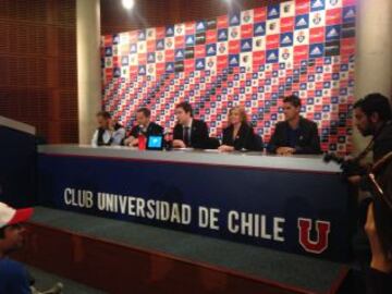 Personeros de la U, Teletón y Claro, durante la presentación de la camiseta que lucirá una leyenda de la cruzada solidaria.