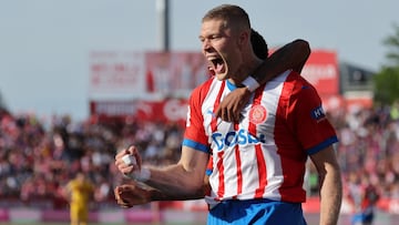 Girona's Ukrainian forward #09 Artem Dovbyk celebrates scoring an equalizing goal during the Spanish league football match between Girona FC and FC Barcelona at the Montilivi stadium in Girona on May 4, 2024. (Photo by LLUIS GENE / AFP)