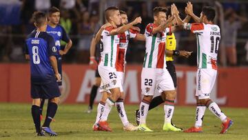 AME445. SANTIAGO (CHILE), 27/02/2019. - Jugadores de Palestino, festejan su gol ante Talleres este miércoles, durante un partido de la Copa Libertadores entre Palestino y Talleres en el estadio San Carlos de Apoquindo en Santiago de Chile (Chile). EFE/Elvis González