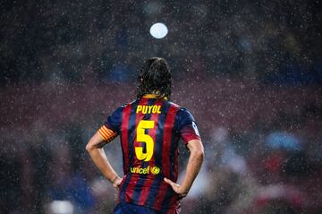 Puyol fue uno de los últimos 'one club man' de los 90 junto a Totti, Gerrard o Del Piero entre otros. El 5 es el dorsal que metió de lleno con su nombre en la historia del club pero jugó dos temporadas en la primera plantilla luciendo el número 24. En el