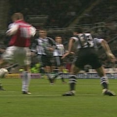 Bergkamp masterclass in vision, technique and ball control