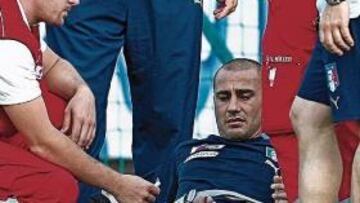 <b>MALA SUERTE. </b>Cannavaro es atendido por los servicios médicos en el campo de entrenamiento.