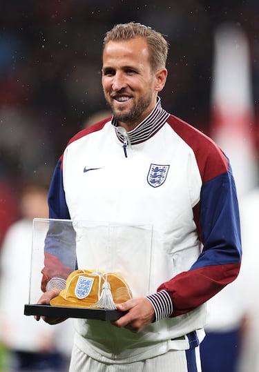 Harry Kane posa con la gorra dorada para conmemorar sus 100 partidos con la selección inglesa.