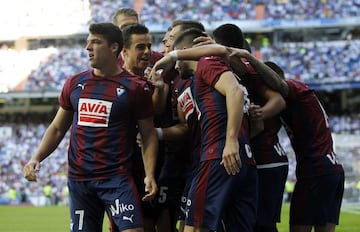 Los jugadores celebran el 0-1 del Eibar. 