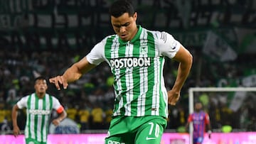 MEDELLIN - COLOMBIA, 19-02-2022: Giovanni Moreno de Nacional disputa el bal&Atilde;&sup3;n con James Castro del Uni&Atilde;&sup3;n durante partido entre Atl&Atilde;&copy;tico Nacional y Uni&Atilde;&sup3;n Magdalena por la fecha 8 de la Liga BetPlay DIMAYO