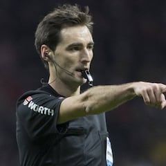 ¿Quién es De Burgos Bengoechea, el árbitro del Barcelona - Real Madrid de la final de Copa del Rey?