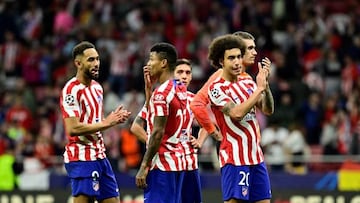 Los futbolistas del Atlético aplauden a la afición tras el 2-2 ante el Leverkusen.