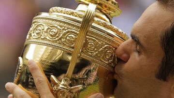 Switzerland&#039;s Roger Federer kisses the trophy after defeating Croatia&#039;s Marin Cilic to win the Men&#039;s Singles final match on day thirteen at the Wimbledon Tennis Championships in London Sunday, July 16, 2017.. (AP Photo/Alastair Grant)