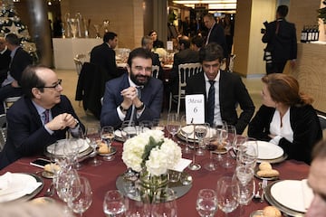 Manolo Redondo, Raúl Gonzalez y José Ángel Sánchez comparten mesa. 
 