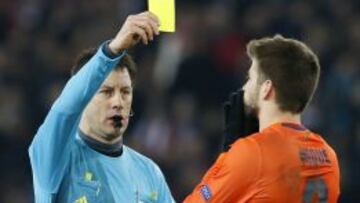 Stark amonestó a Piqué.