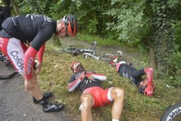 Bouhanni, líder del Cofidis, tuvo que retirarse de la carrera tras una caída.