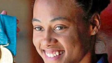 <b>¿DE QUIÉN SON? </b>Jones enarbola las cinco medallas de Sydney, que ya ha devuelto. La sospecha del dopaje también cae sobre sus rivales.