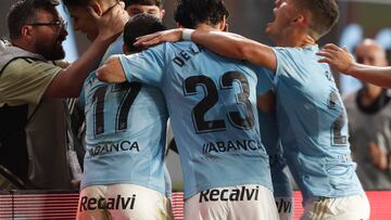 Los jugadores del Celta celebran el segundo gol ante el Barcelona, durante el partido de Liga en Primera Divisi¨®n que Celta de Vigo y FC Barcelona disputan este domingo en el estadio de Bala¨ªdos.